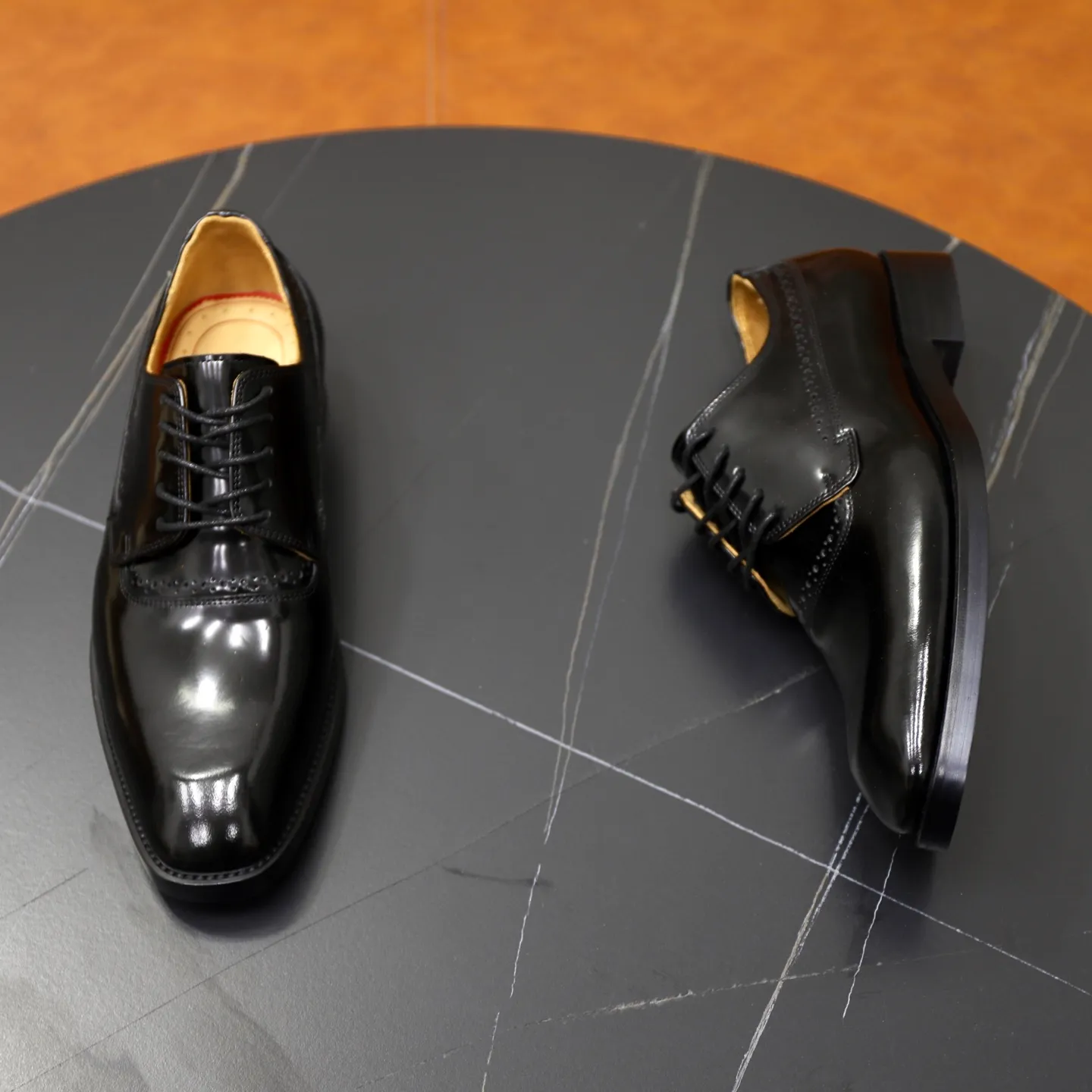 Ex-factory price: 620💰Christia*.Loubouti*🆑High-end men’s business formal leather shoes | Classic red sole shoes | Original imported first-layer cowhide | Water-dyed cowhide lining | Italian imported red rubber outsole | High-end luxury | Perfect interpretation of fashion, sunshine, style, suitable for various occasions Size: 39-44 (38.45 custom-made)